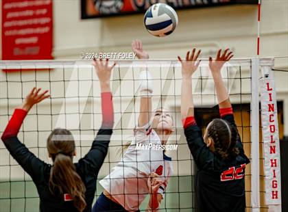 Thumbnail 2 in Lincoln High vs. Millard South photogallery.