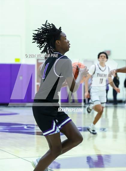 Thumbnail 2 in Monroe-Woodbury vs. Kingston (Section 9 Class AAA Final) photogallery.