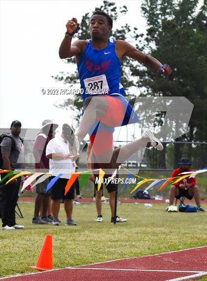 Thumbnail 1 in UIL 6A Region III Track & Field Meet photogallery.
