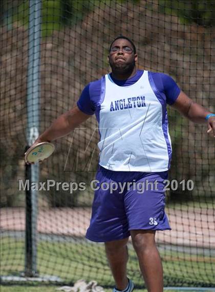 Thumbnail 2 in Victor Lopez Bayou Classic photogallery.