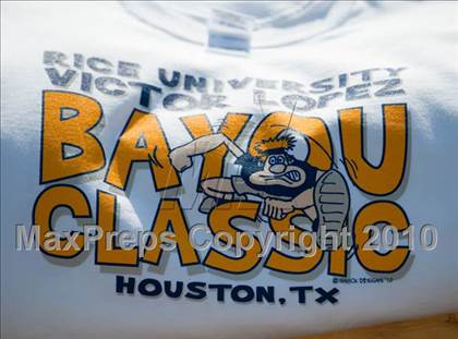 Thumbnail 1 in Victor Lopez Bayou Classic photogallery.