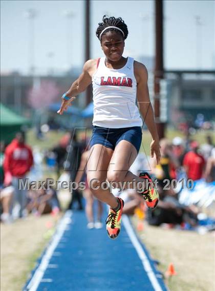 Thumbnail 3 in Victor Lopez Bayou Classic photogallery.