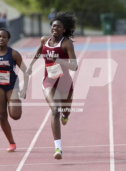 Thumbnail 2 in 50th Annual Loucks Games (Women's 200 Meter Dash) photogallery.