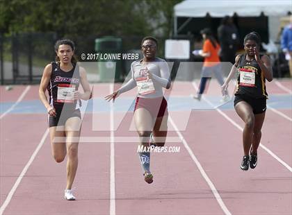 Thumbnail 2 in 50th Annual Loucks Games (Women's 200 Meter Dash) photogallery.