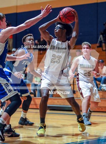 Thumbnail 2 in Dixon vs. Heide Trask photogallery.