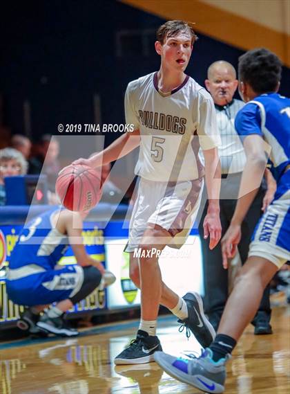 Thumbnail 3 in Dixon vs. Heide Trask photogallery.