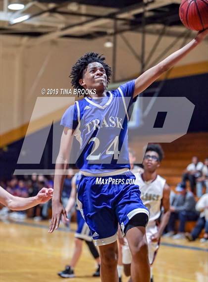 Thumbnail 2 in Dixon vs. Heide Trask photogallery.