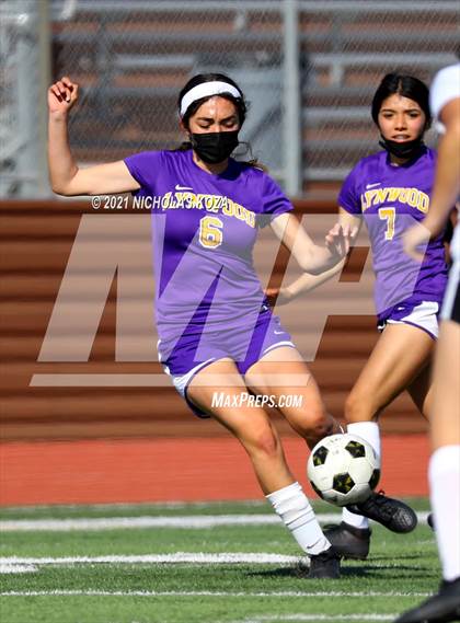 Thumbnail 2 in Paramount vs. Lynwood photogallery.