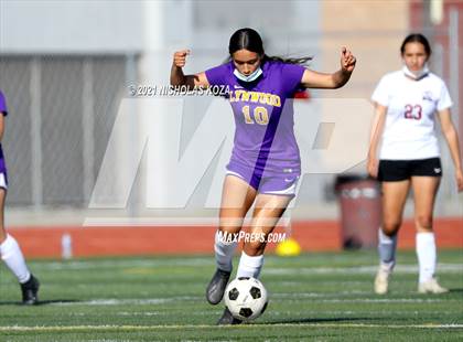 Thumbnail 2 in Paramount vs. Lynwood photogallery.