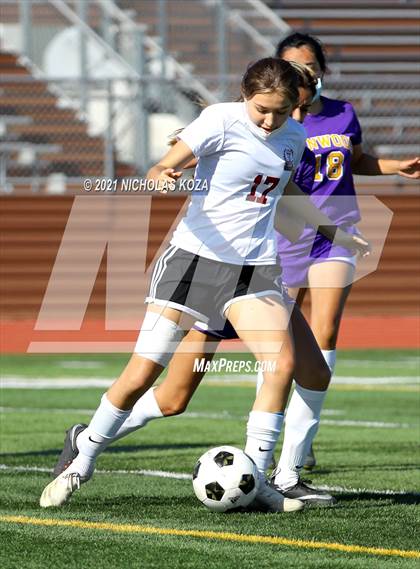 Thumbnail 2 in Paramount vs. Lynwood photogallery.