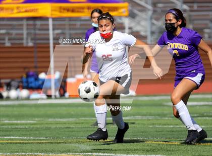 Thumbnail 2 in Paramount vs. Lynwood photogallery.