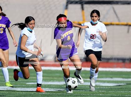 Thumbnail 2 in Paramount vs. Lynwood photogallery.
