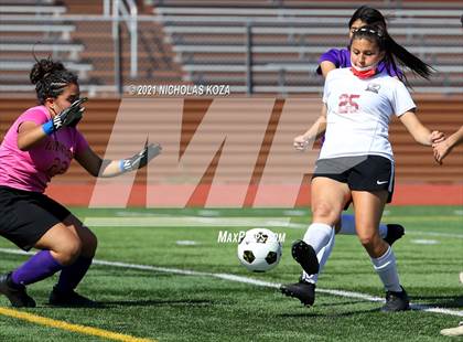 Thumbnail 2 in Paramount vs. Lynwood photogallery.