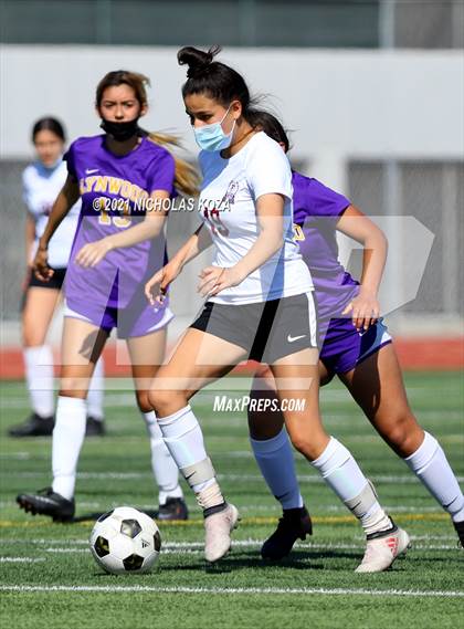 Thumbnail 2 in Paramount vs. Lynwood photogallery.