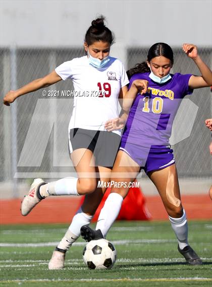 Thumbnail 3 in Paramount vs. Lynwood photogallery.