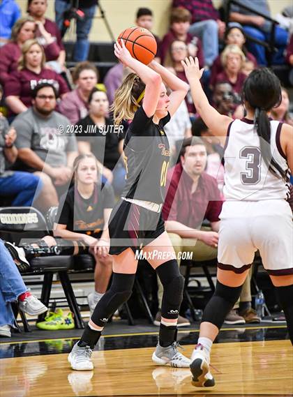 Thumbnail 3 in Thorndale vs Flatonia (UIL 2A Reg IV Bi-District) photogallery.