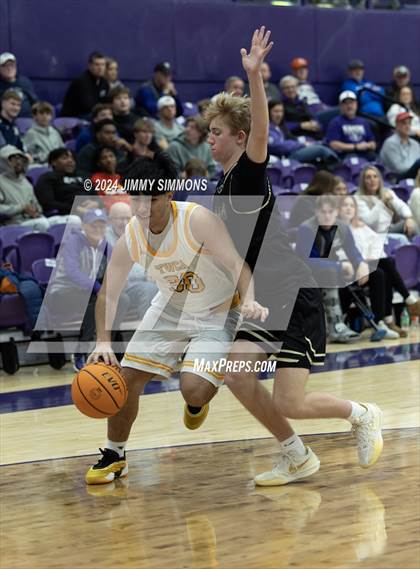 Thumbnail 2 in The Woodlands Christian Academy vs Oakville Tigers (Prairie Farms Holiday Classic) photogallery.