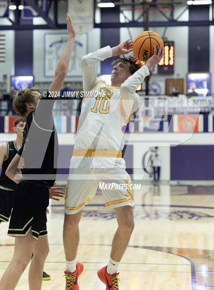 Thumbnail 3 in The Woodlands Christian Academy vs Oakville Tigers (Prairie Farms Holiday Classic) photogallery.