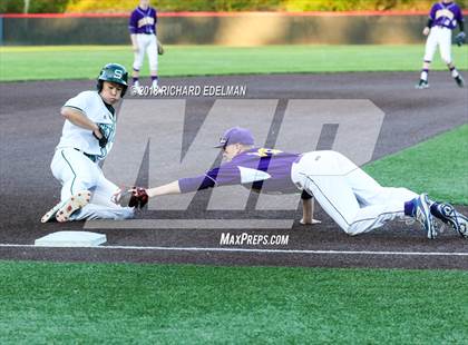 Thumbnail 3 in Issaquah vs Skyline (WIAA KingCo Playoff) photogallery.