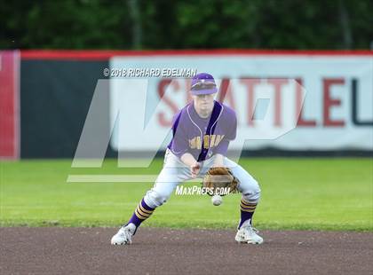 Thumbnail 3 in Issaquah vs Skyline (WIAA KingCo Playoff) photogallery.