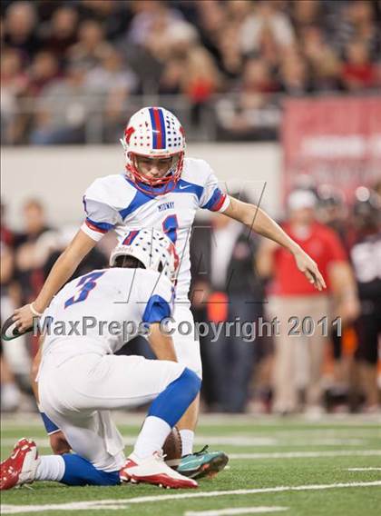 Thumbnail 3 in Lake Travis vs. Midway (UIL 4A Division 1 Final) photogallery.