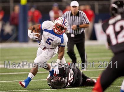 Thumbnail 1 in Lake Travis vs. Midway (UIL 4A Division 1 Final) photogallery.