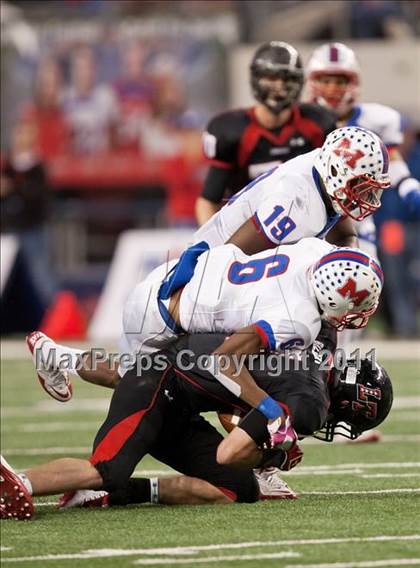 Thumbnail 3 in Lake Travis vs. Midway (UIL 4A Division 1 Final) photogallery.