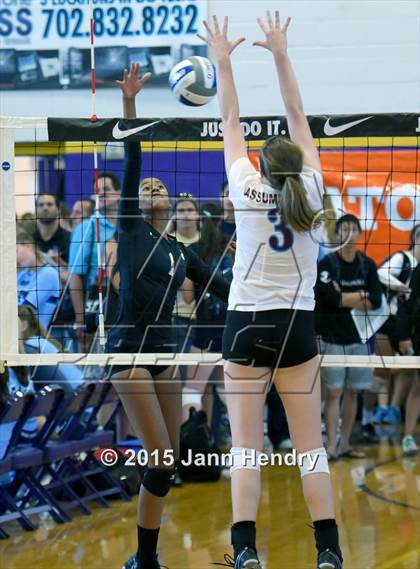 Thumbnail 3 in Archbishop Mitty vs. Assumption (Durango Fall Classic) photogallery.