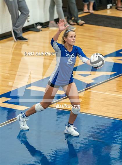 Thumbnail 3 in Indianapolis Bishop Chatard vs Indianapolis Scecina Memorial (City Tourney Round 2) photogallery.