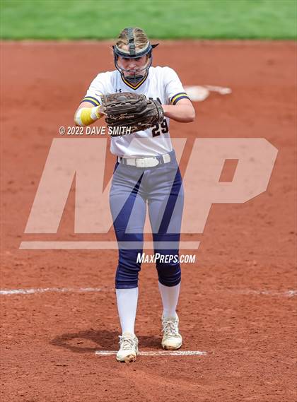 Thumbnail 3 in Muscatine vs Regina (Varsity Classic) photogallery.