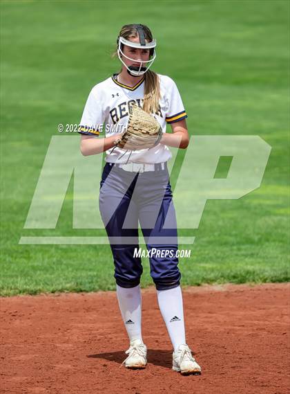 Thumbnail 3 in Muscatine vs Regina (Varsity Classic) photogallery.