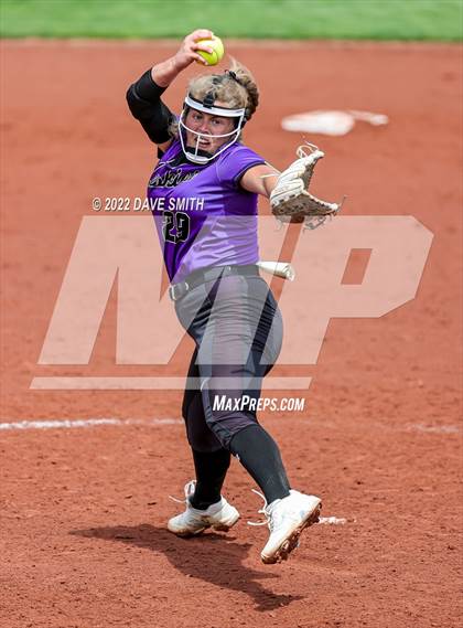 Thumbnail 2 in Muscatine vs Regina (Varsity Classic) photogallery.