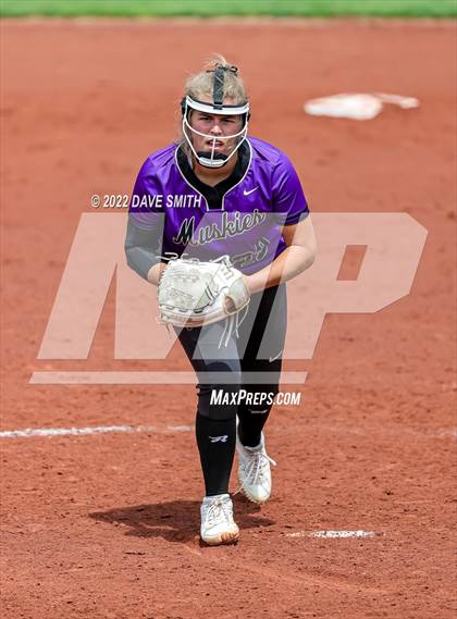 Thumbnail 3 in Muscatine vs Regina (Varsity Classic) photogallery.