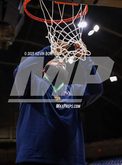 Thumbnail 1 in Bishop Hartley vs. Walnut Ridge (OHSAA D3 Central 1 District Championship) photogallery.