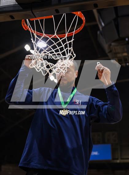 Thumbnail 2 in Bishop Hartley vs. Walnut Ridge (OHSAA D3 Central 1 District Championship) photogallery.