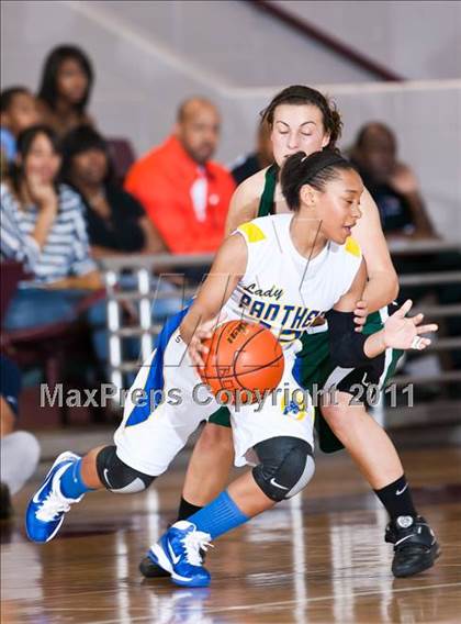 Thumbnail 2 in Ozen vs Huntsville (Region III 4A Final) photogallery.