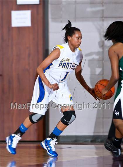 Thumbnail 2 in Ozen vs Huntsville (Region III 4A Final) photogallery.
