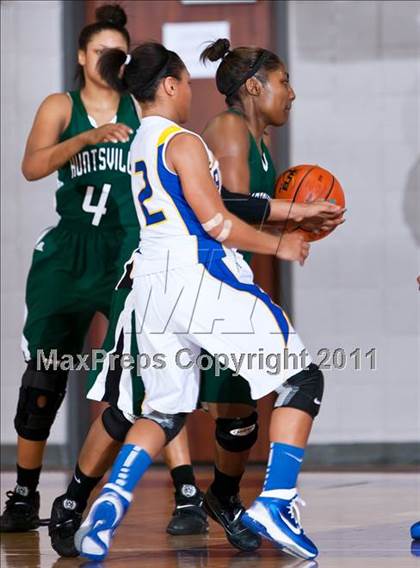 Thumbnail 1 in Ozen vs Huntsville (Region III 4A Final) photogallery.
