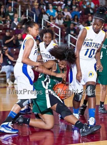 Thumbnail 3 in Ozen vs Huntsville (Region III 4A Final) photogallery.