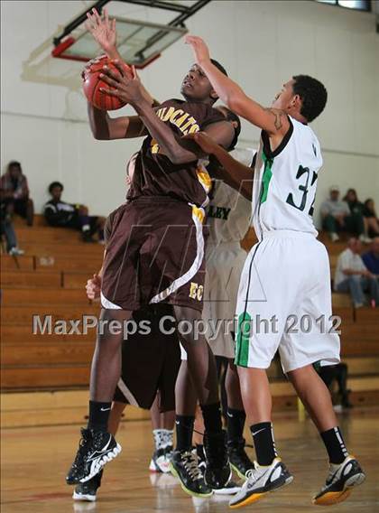 Thumbnail 2 in El Camino vs. Victor Valley (MaxPreps Holiday Classic) photogallery.