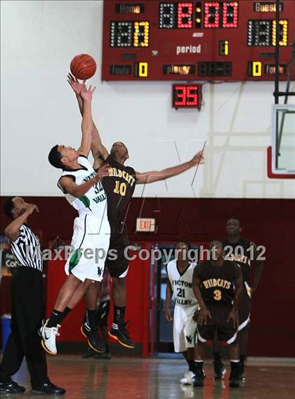 Thumbnail 1 in El Camino vs. Victor Valley (MaxPreps Holiday Classic) photogallery.