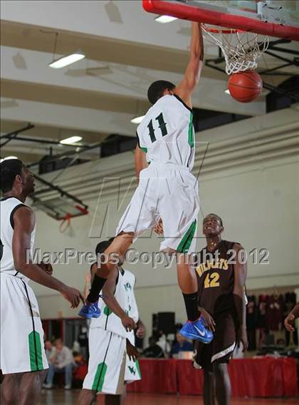 Thumbnail 2 in El Camino vs. Victor Valley (MaxPreps Holiday Classic) photogallery.