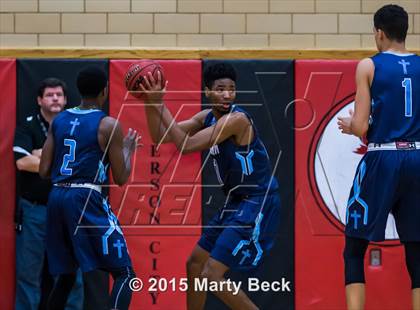 Thumbnail 3 in Helias vs Father Tolton (Joe Machens Great 8 Classic) photogallery.