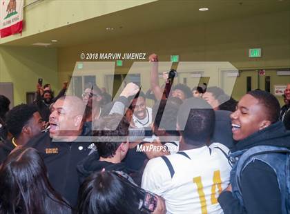 Thumbnail 1 in Van Nuys vs. King/Drew (CIF LACS D2 Final) photogallery.