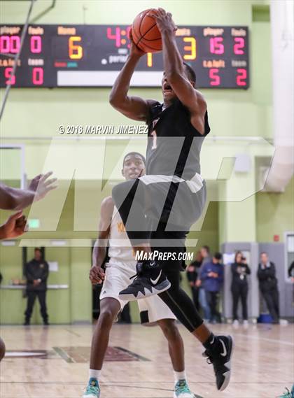 Thumbnail 2 in Van Nuys vs. King/Drew (CIF LACS D2 Final) photogallery.