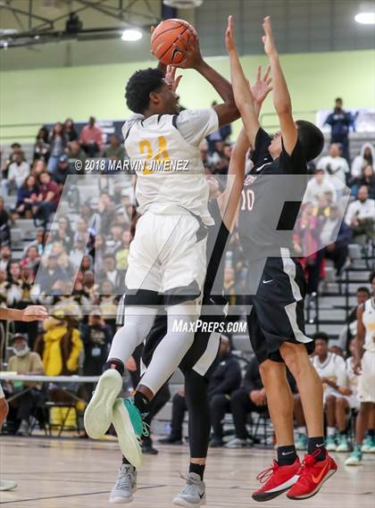 Thumbnail 2 in Van Nuys vs. King/Drew (CIF LACS D2 Final) photogallery.