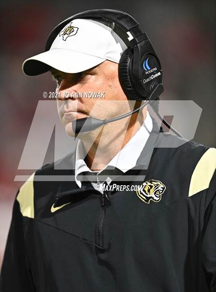 Thumbnail 2 in Cypress Park vs. Tomball (UIL 6A Bi-District Playoff) photogallery.
