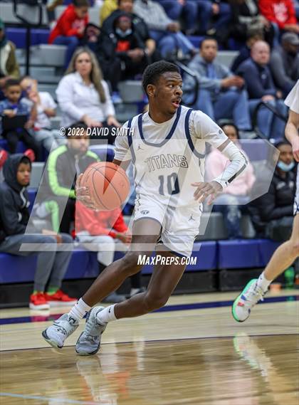 Thumbnail 2 in Park Hill vs Lee's Summit West - 810 Varsity Showcase photogallery.