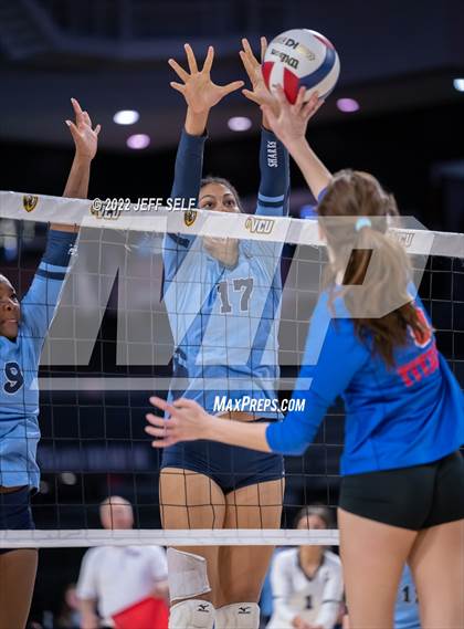 Thumbnail 3 in Charles J. Colgan vs. Alexandria City (VHSL Class 6 Final) photogallery.