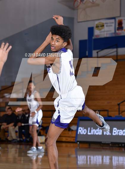 Thumbnail 2 in Rio Linda vs. Bradshaw Christian (Folsom Bulldog Classic) photogallery.